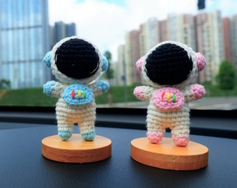 Gehaakte astronauten autodashboardaccessoires, schattig autodashboarddecor, anime auto-interieuraccessoire, autodashboard speelgoed, kawaii autodecor