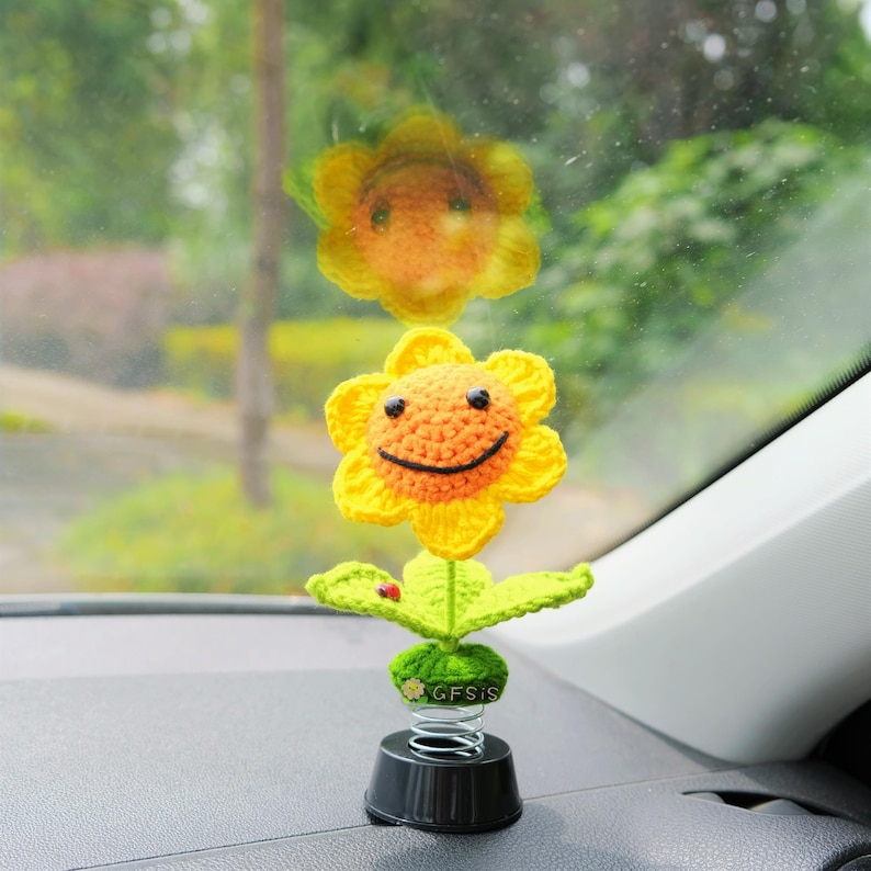 Gehaakte zonnebloem/madeliefje auto-accessoires, leuke auto-interieuraccessoires voor vrouwen, smiley bobblehead auto dashboard decor, autodiffusor Sunflower