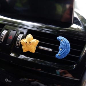 Decoración de coche con forma de estrella y luna de ganchillo, ambientador con clip para la ventilación del coche, difusor de ventilación con carita sonriente, bonitos accesorios interiores para mujeres y adolescentes, abalorio para coche. imagen 4