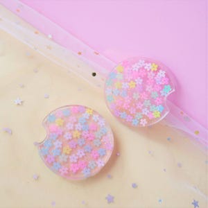 Set di 2 sottobicchieri in resina per auto, con margherite arcobaleno/sakura/cuori/conchiglie, accessorio auto per donne, accessorio auto femminile, sottobicchiere per auto
