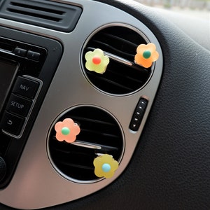 4pcs Flower Car Vent Clips, Resin Daisy Car Accessory, Matte Flower Car Air Vent Clip, Cute Car Interior Accessory for Women, Car Magnet