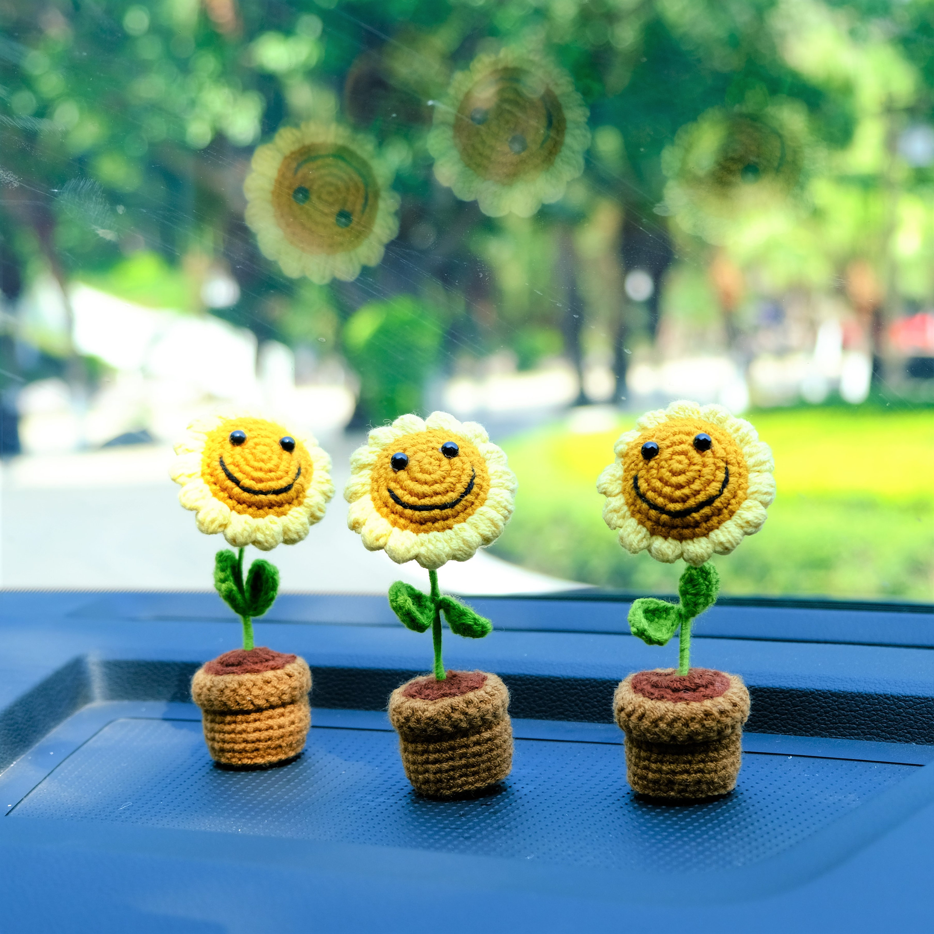 Gehäkelte Sonnenblume Auto-Armaturenbrett-Dekor, Bobblehead Smiley Sonnenblume  Auto-Innenausstattung für Frauen, Boho Auto-Zubehör, Auto-Lufterfrischer -  .de