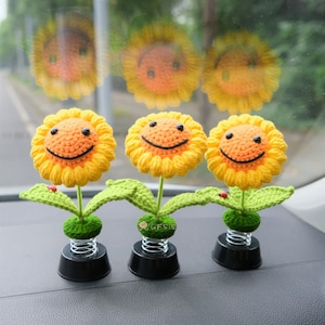 Décoration de tableau de bord de voiture tournesol au crochet, accessoires d'intérieur de voiture tournesol smiley à pompons pour femmes, accessoire de voiture bohème, assainisseur d'air de voiture