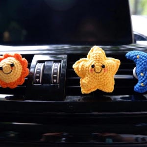 Decoración de coche con forma de estrella y luna de ganchillo, ambientador con clip para la ventilación del coche, difusor de ventilación con carita sonriente, bonitos accesorios interiores para mujeres y adolescentes, abalorio para coche. imagen 3