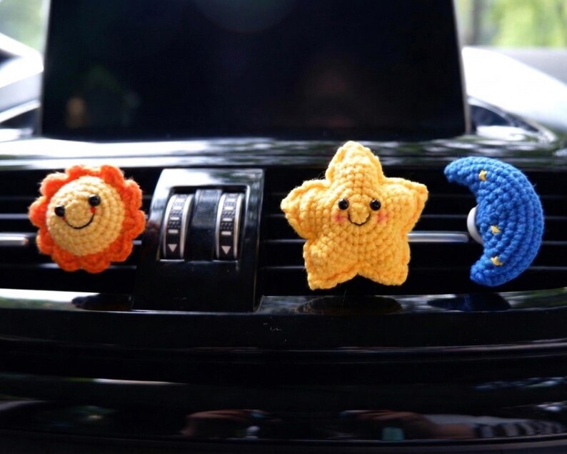 Decoración de coche con forma de estrella y luna de ganchillo, ambientador con clip para la ventilación del coche, difusor de ventilación con carita sonriente, bonitos accesorios interiores para mujeres y adolescentes, abalorio para coche. imagen 3