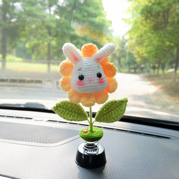 Décoration de tableau de bord de voiture animaux au crochet, accessoire de  voiture tournesol, cochon/lapin/ours à pompons, accessoires de voiture  intérieurs mignons, assainisseur d'air pour voiture -  France