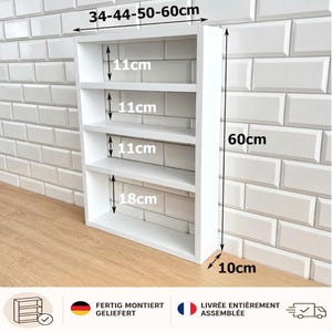 Puede incluir: Una estantería de pared blanca con cuatro compartimentos de almacenamiento abiertos. La unidad tiene una altura total de 60 cm, una profundidad de 10 cm y anchos de 34, 44, 50 o 60 cm. Los tres espacios superiores miden 11 cm y el inferior 18 cm.