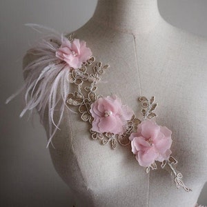 ダチョウの毛の羽根が付いたピンクの 3D 花柄レース アップリケ、金刺繍の花柄モチーフ レース生地、コスチューム ガウン 裾 アクセサリー用