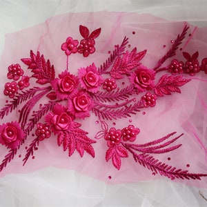 ホットピンクの 3D 花柄刺繍レース生地アップリケ、フクシアのレトロな花柄モチーフ 3D レースアップリケ、ウェディングドレスのドレス縫製用