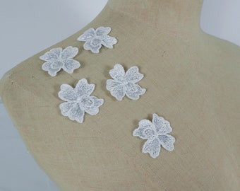 Fiori in pizzo bianco e argento, piccole applicazioni in pizzo, toppe floreali ricamate a forma di petalo da sposa da 4,2 cm per accessori per abiti da sposa