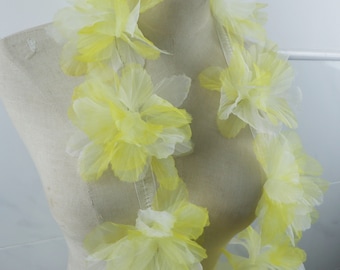 finiture in tessuto con fiori 3D gialli, fiori 3D viola chiaro che rifiniscono accessori per cucire, fiori di petalo di organza