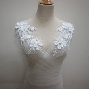 Tela de encaje con flores 3D en blanco puro, tela de encaje con cuentas blancas para novias, accesorios de costura para vestidos de disfraces.