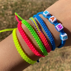 Pulseras de macramé de la amistad de neón con texto personalizado único/una sola letra