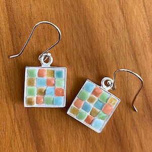 Pendientes de mosaico con azulejos en tonos pastel suaves en montura cuadrada de plata