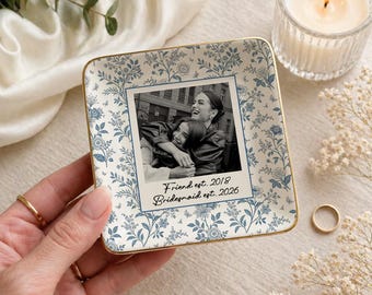 Personalisierte Schmuckhalter für Brautjungfer EST 2026, Benutzerdefinierte Fotokeramik Ringschale, Trauzeugin Geschenk von Braut, Freund Bestie Schwester