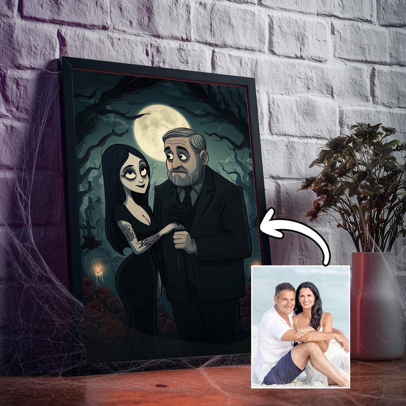 Puede incluir: Obra de arte enmarcada que presenta una pareja de dibujos animados de estilo g&oacute;tico, ambientada en un bosque iluminado por la luna. La obra est&aacute; en un marco negro e incluye una foto m&aacute;s peque&ntilde;a de una pareja. El tema general es una mezcla de romance y macabro.