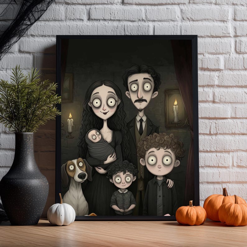 Puede incluir: Ilustraci&oacute;n enmarcada de una familia espeluznante, incluyendo un perro, en un estilo g&oacute;tico oscuro. Los miembros de la familia tienen piel p&aacute;lida y ojos grandes y redondos. La obra de arte est&aacute; ambientada contra una pared de ladrillos, con calabazas y un jarr&oacute;n en primer plano, evocando Halloween.
