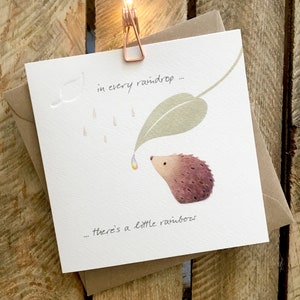 Carte bien pensée, Carte Get Well, Carte inspirante, Carte de sympathie mettant en vedette un hérisson mignon, Dans chaque goutte de pluie, il y a un petit arc-en-ciel