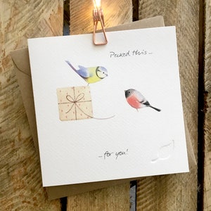 Geburtstagskarte mit zwei kleinen Vögeln, wunderschön illustriert. Beschriftung lautet: "Pecked this for you"