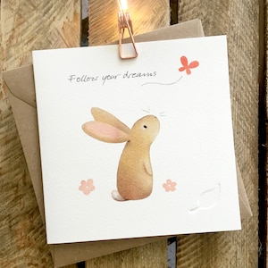 Carte d’anniversaire, Nouvelle carte de travail, Carte de bonne chance, avec un lapin et un papillon, magnifiquement illustrée. La légende se lit comme suit vos rêves