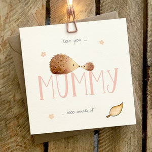 Mama Karte, Geburtstagskarte, Muttertagskarte mit Mama und Kind Igel. Die Karte hat einen hölzernen Blattaufsatz