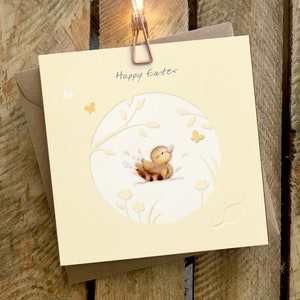 Biglietto di auguri di Pasqua di alta qualità con un simpatico anatroccolo, splendidamente illustrato, con delicati dettagli in rilievo. 'Buona Pasqua'