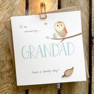 Carte de fête des pères pour grand-père, carte d’anniversaire, carte d’anniversaire Hibou. Comprend un hibou mignon dans l’arbre. La carte a une attache de feuille de bois