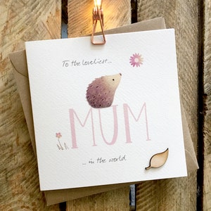 Tarjeta del Día de la Madre, Tarjeta de Mamá, Tarjeta de Cumpleaños con un lindo erizo y una gran leyenda de Mamá. La tarjeta tiene un accesorio de hoja de madera.