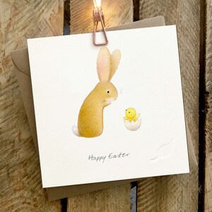 Carte de voeux de Pâques de haute qualité avec un lapin mignon, magnifiquement illustré, avec de délicats détails en creux. « Joyeuses Pâques »