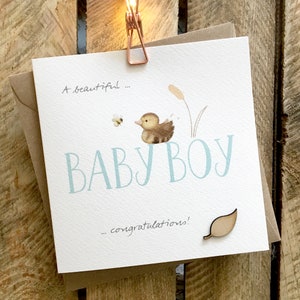 Kaart voor babyjongen, mooie babyjongen, nieuwe babyjongen, gefeliciteerd met de geboorte. Kenmerkt een uiterst klein babyeendje en een bij. Met een houten bladbevestiging