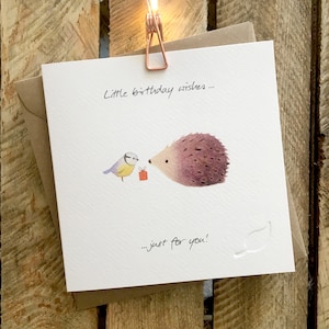 Verjaardagskaart met schattige egel en pimpelmees, prachtig geïllustreerd. Bijschrift luidt 'Kleine verjaardagswensen, alleen voor jou'