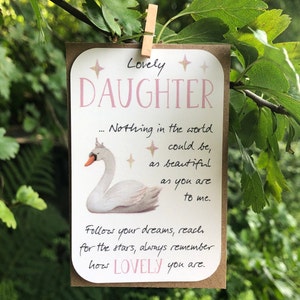 Filha adorável, cartão de aniversário com mensagem positiva e inspiradora, filha especial, pequeno presente, etiqueta de presente, lembrança, cisne