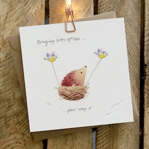 Tarjeta de cumpleaños, tarjeta de pensamiento en ti, tarjeta de cumpleaños para amigo, tía, hermana, sobrina, con un erizo levantado por pájaros.