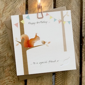 Verjaardagskaart voor een speciale vriend met een eekhoorn en een vogel. Kaart heeft een blaadje.