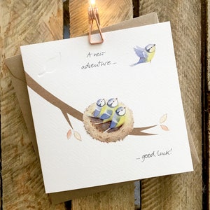 Good Luck Card, Nuova carta di lavoro, con Cincia blu che vola il nido, splendidamente illustrata. La didascalia recita "Una nuova avventura... Buona fortuna!'