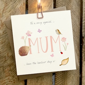 Mamakaart, verjaardagskaart, moederdagkaart met een egel, vogel en bloemen. Kaart heeft een houten bladbevestiging