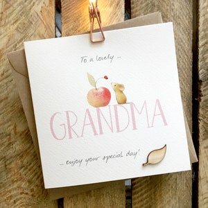 Carte de fête des mères pour grand-mère, carte d'anniversaire de grand-mère avec une souris, une pomme et une grande légende de grand-mère. La carte a une pièce jointe en bois