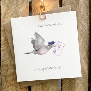 Veel succes, gefeliciteerd, examen felicitatieskaart met flying pigeon draagbrief. Bijschrift luidt 'Fantastisch nieuws... Gefeliciteerd'