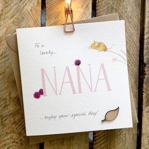 Moederdagkaart voor Nana, Nana-verjaardagskaart met een schattig muisje en een groot Nana-bijschrift. Kaart heeft een houten bladbevestiging