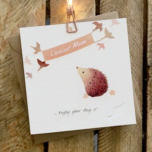 Biglietto per la festa della mamma, biglietto della mamma, biglietto per la mamma, mamma adorabile, biglietto di compleanno della mamma con un riccio e uccelli. La carta ha una foglia impresso .