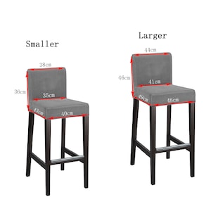 K&ouml;nnte beinhalten: Zwei grau gepolsterte Barhocker mit dunklen Holzbeinen werden gezeigt. Der kleinere Hocker hat eine Sitzfl&auml;che von 40 cm Breite und 43 cm Tiefe. Der gr&ouml;&szlig;ere Hocker hat eine Sitzfl&auml;che von 48 cm Breite und 49 cm Tiefe. Der Text "Kleiner" und "Gr&ouml;&szlig;er" steht dar&uuml;ber.