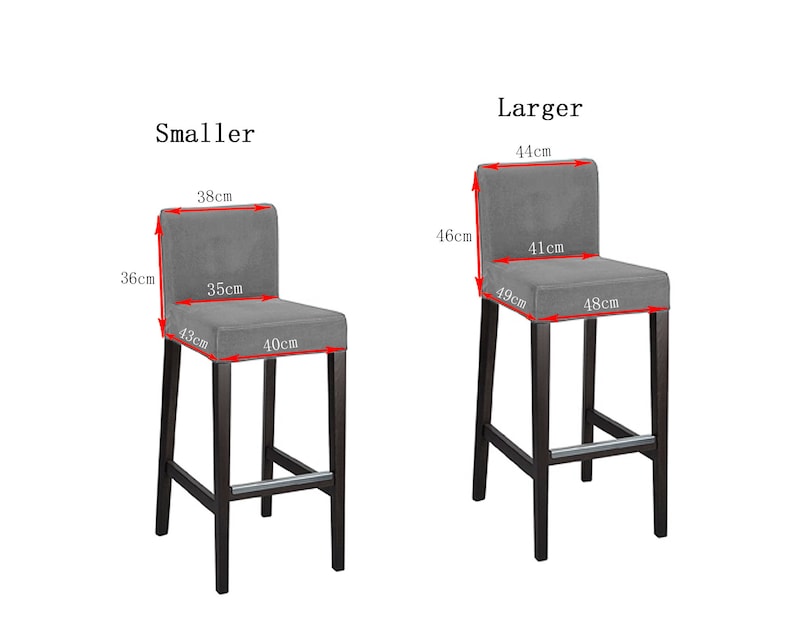 K&ouml;nnte beinhalten: Zwei grau gepolsterte Barhocker mit dunklen Holzbeinen werden gezeigt. Der kleinere Hocker hat eine Sitzfl&auml;che von 40 cm Breite und 43 cm Tiefe. Der gr&ouml;&szlig;ere Hocker hat eine Sitzfl&auml;che von 48 cm Breite und 49 cm Tiefe. Der Text "Kleiner" und "Gr&ouml;&szlig;er" steht dar&uuml;ber.