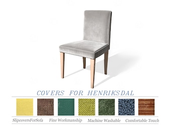 Op de afbeelding: Lichtgrijze gestoffeerde eetkamerstoel met een rechthoekige rugleuning en zitting. De stoel heeft lichtgekleurde houten poten. De tekst "COVERS FOR HENRIKSDAL" staat eronder, samen met stofstalen.