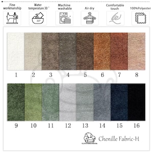 Può includere: Una tabella colori di campioni di tessuto ciniglia, numerati da 1 a 16, con varie tonalità di beige, marrone, verde, grigio e nero. L'immagine include icone che indicano la fine lavorazione, lavabile in lavatrice, asciugatura all'aria e tocco confortevole. Il tessuto è 100% poliestere.