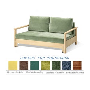 Op de afbeelding: Een tweezitsbank met een licht houten frame en saliegroene kussens. De bank heeft een eenvoudig, modern ontwerp met armleuningen. De tekst "COVERS FOR TORNSBORG" wordt eronder weergegeven, samen met stofstalen.