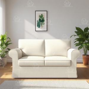 以下が含まれることがあります： クリーム色の2人掛けソファ。丸みを帯びたアームとストライプ模様が特徴です。額入りの植物画と鉢植えの植物がある部屋に置かれています。部屋には広葉樹の床があり、ニュートラルな色使いです。
