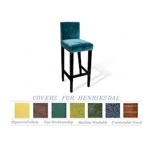 Può includere: Uno sgabello da bar in velluto turchese con struttura in legno nero. Lo sgabello ha seduta e schienale quadrati. Il testo "COVERS FOR HENRIKSDAL" è in basso nell'immagine.