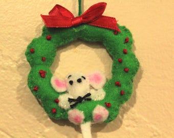 Ratón navideño de fieltro en corona