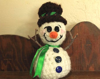 Muñeco de nieve de ganchillo: decoración navideña para estantería, figura hecha a mano (15 cm)