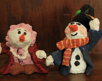 Adorables muñecos de nieve: adornos navideños para estanterías